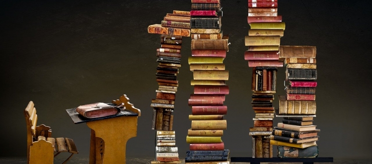 raamatud ja vanaaegne koolipink